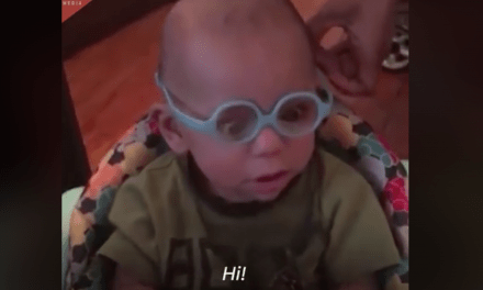 La emoción de un bebé al ver por primera vez con gafas a sus papás. Video