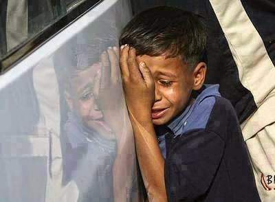 Un niño estaba parado, descalzo, frente a una tienda de zapatos