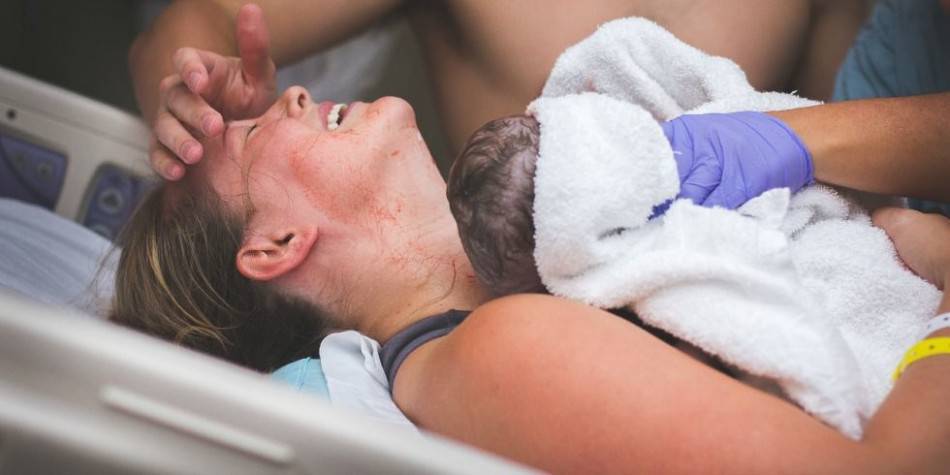 Entra en coma durante el parto, le ponen la hija sobre el pecho… lo que ocurre es increíble