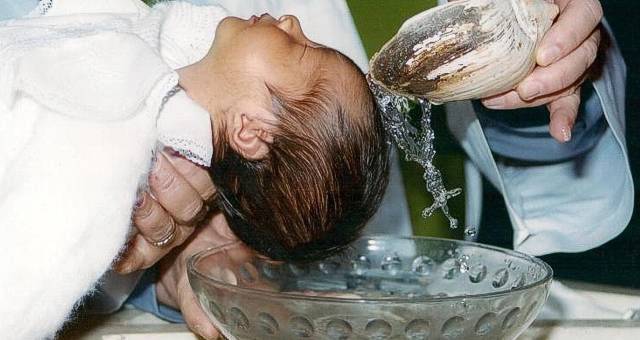 ¡No quisieron bautizar al niño pero cuando lo hacen algo increíble sucede!