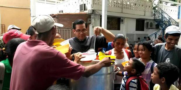 Venezuela: ¿Un sacerdote “multiplica los panes” en plena crisis?