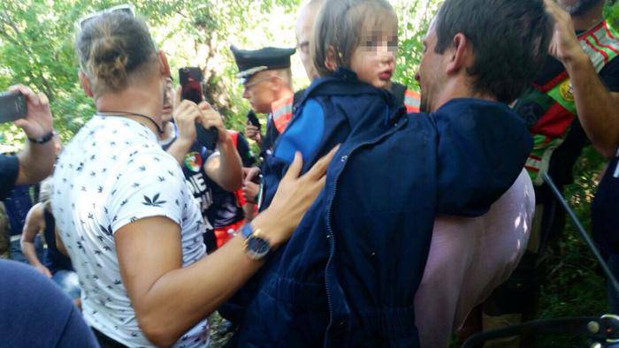 Niña de tres años dispersada en los bosques. La Virgen me ha cubierto con su manto