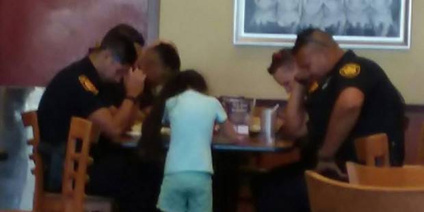 Esta niña de 8 años puso a rezar a un grupo de policías en un restaurante