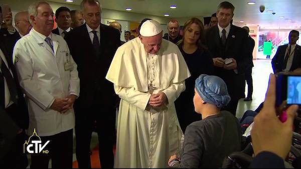 Se arrodilla ante el Papa y lo que sucede deja a todos atónitos.