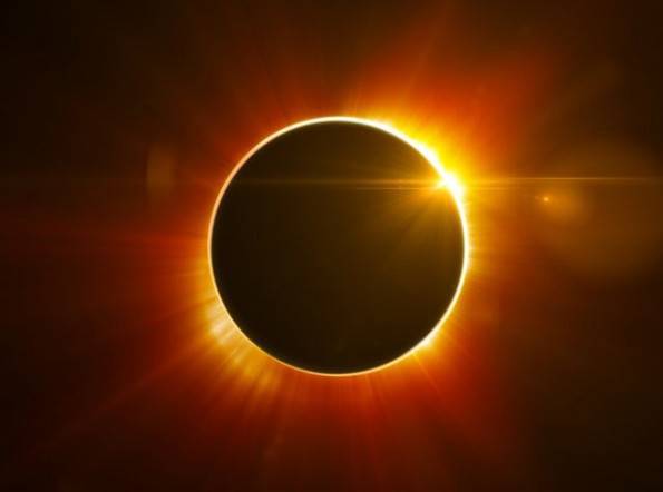 El próximo 21 de agosto tendrá lugar un eclipse solar que será total visto desde América y parcial desde Europa. Como es sabido, este fenómeno astronómico consiste en que la Luna se interpone entre el Sol y la Tierra, ocultando la estrella de nuestro sistema planetario total o parcialmente –según la trayectoria de la sombra que proyecta la Luna sobre la superficie del planeta–, a diferencia de los eclipses lunares, que pueden verse desde cualquier punto de la Tierra donde sea de noche.