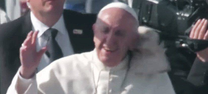 Papa Francisco es golpeado con un objeto durante su recorrido en el papamóvil