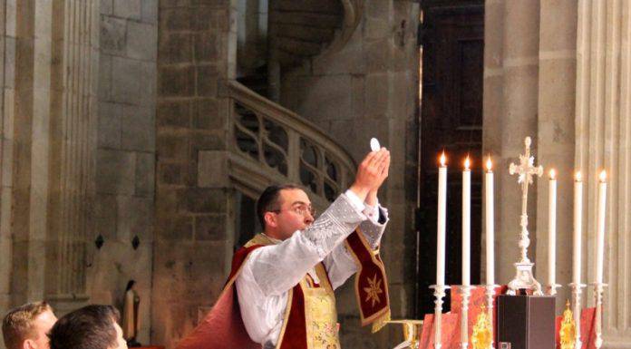 Esta santa vio a demonios atacando a un sacerdote durante la Misa