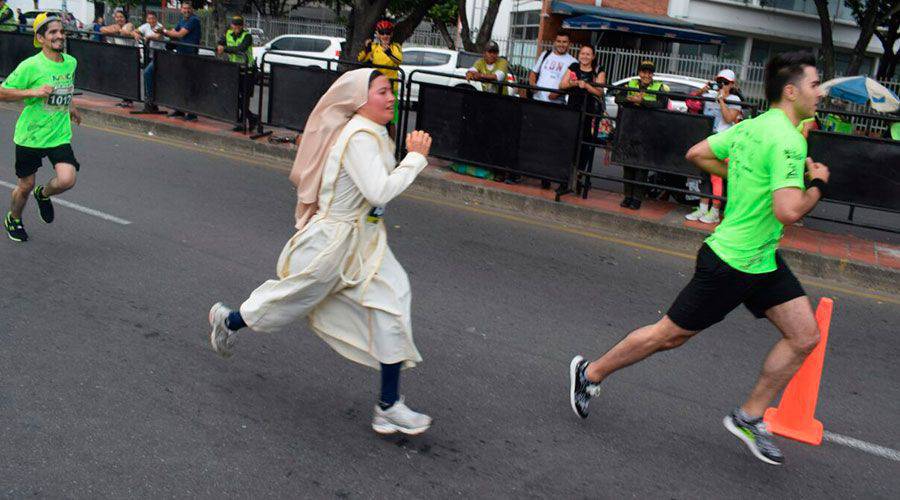 Religiosa en hábito corre en maratón y recibe ayuda para su comunidad