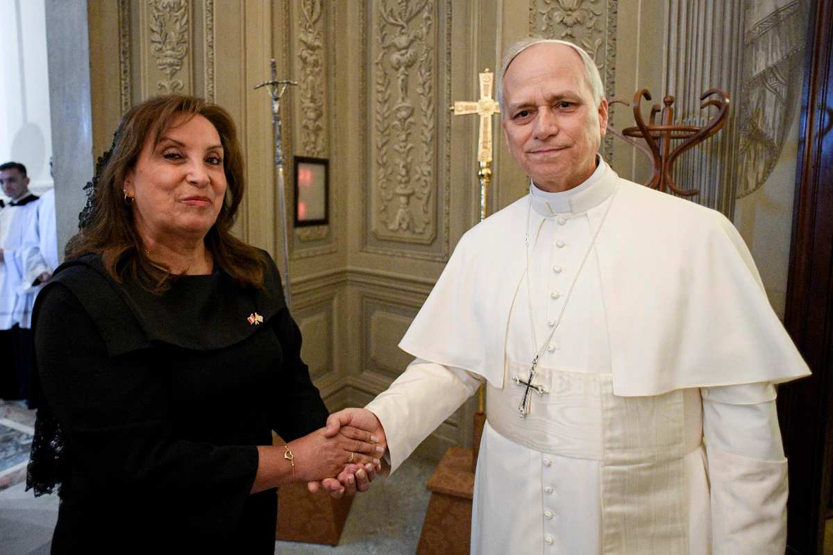 Papa León XIV y la presidenta de Perú, Dina Boluarte